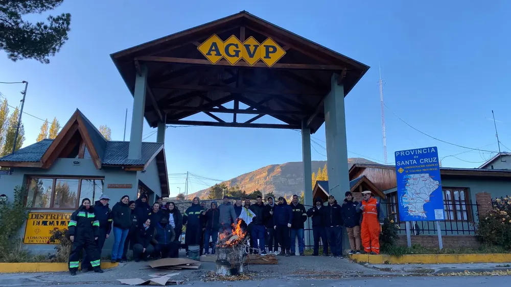 Trabajadores viales en El Calafate con retención de tareas