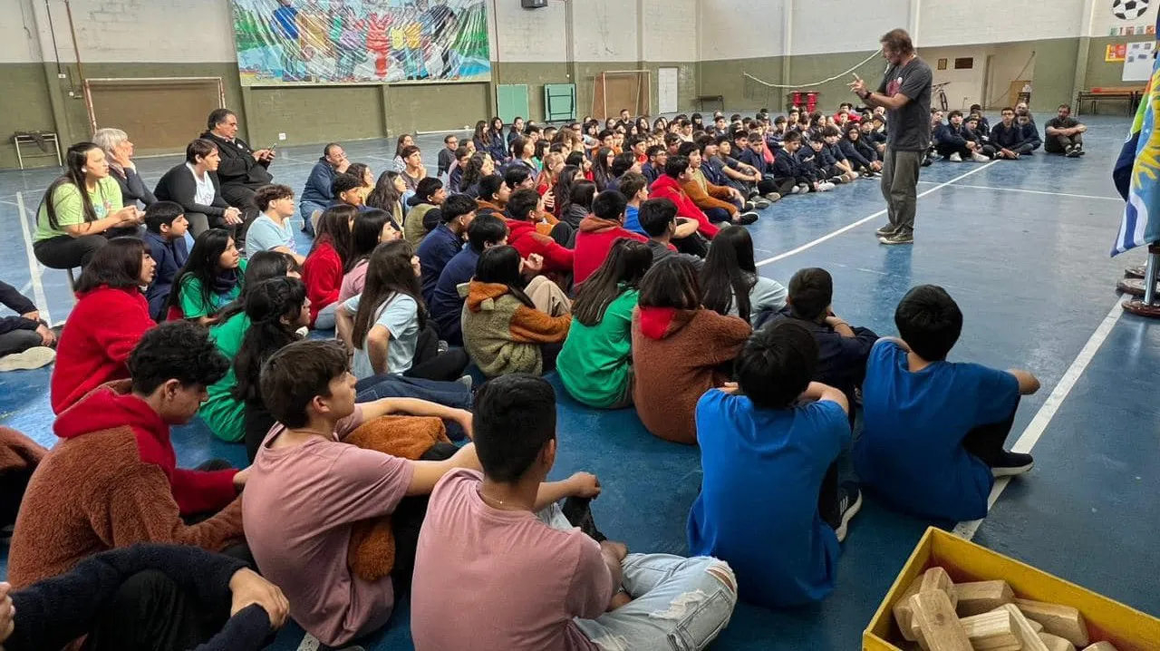 Valdoco molina con alumnos