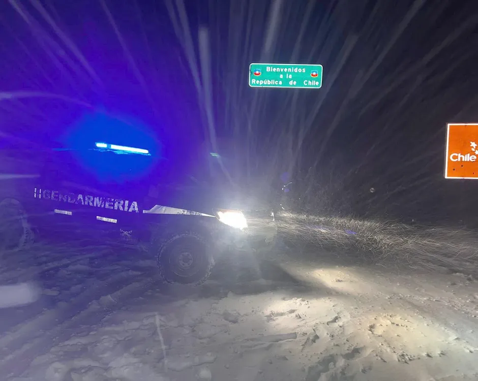 Rescatan a dos familias varadas en el límite internacional Argentina – Chile por las intensas nevadas (4)