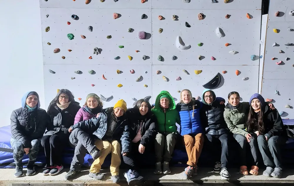 MUJERES A LA ROCA (2)