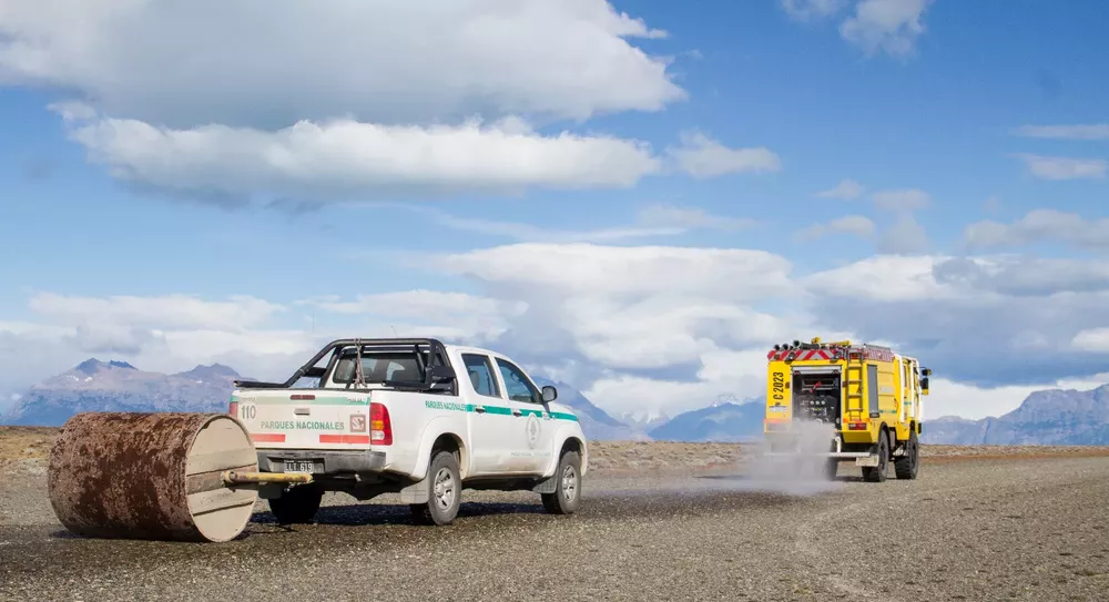 Tareas de mantenimiento en la pista de aterrizaje del Aeroclub de El Chaltén