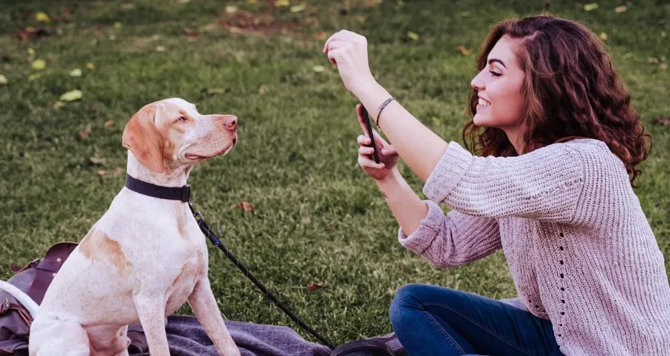 mujer-tomando-foto-a-su-perro-en-el-parque