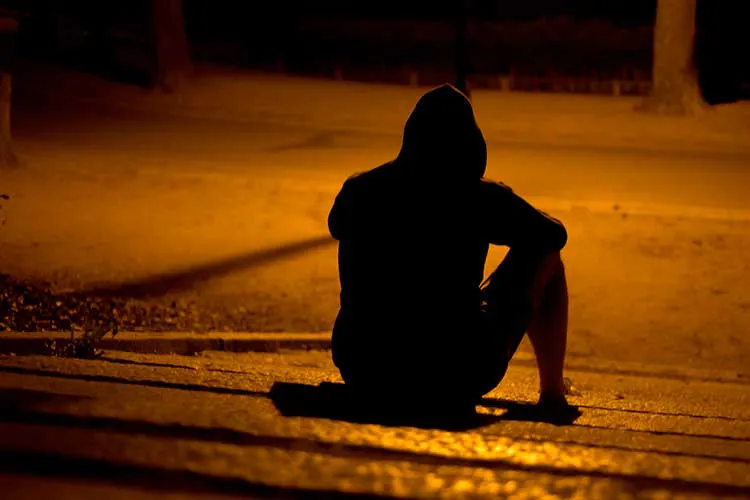 hombre-sentado-calle-noche