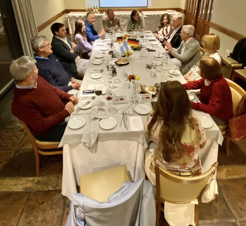 Embajador Lamlé en El Calafate junto a cónsules 2