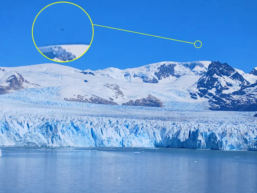 Glaciar y punto ampliado en el cielo