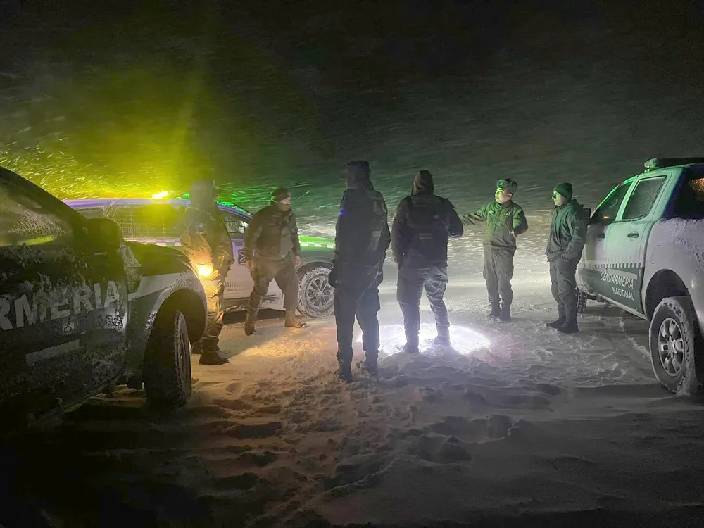 Rescatan a dos familias varadas en el límite internacional Argentina – Chile por las intensas nevadas (1)