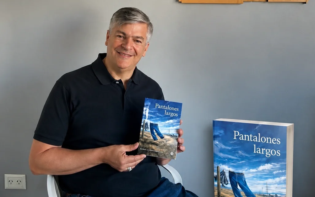Hombre, libros y mapa de madera