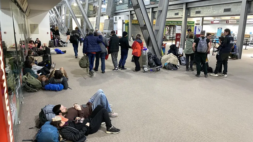 Pasajeros varados en el Aeropuerto Armando Tola