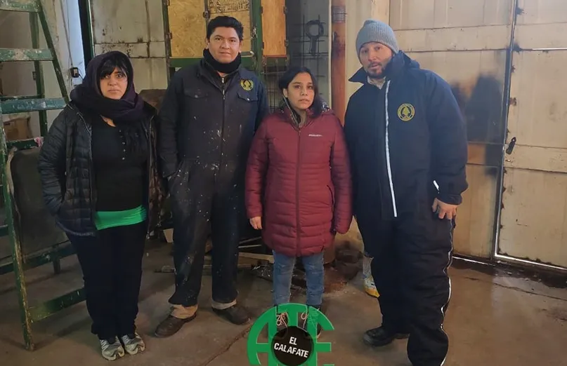 FOTO: Dos de los trabajadores reincorporados junto a la dirigencia local de ATE