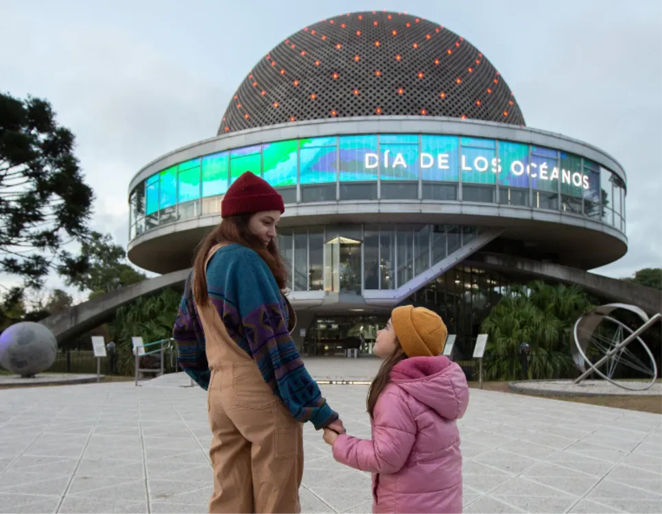 Gine y Ana en el planetario, María Inés Ghiglione