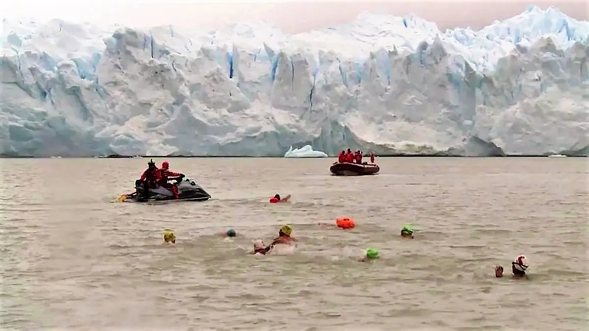 nadadores-se-zambullen-las-frias-aguas-la-patagonia