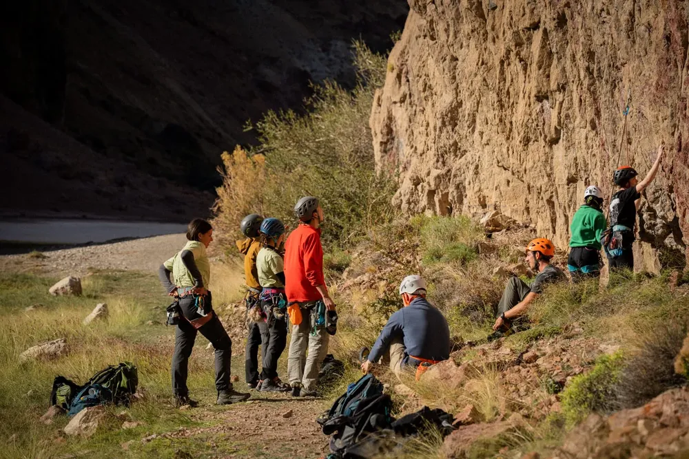 Cuando la escalada se vuelve restauración en el Cañadón Caracoles (3)