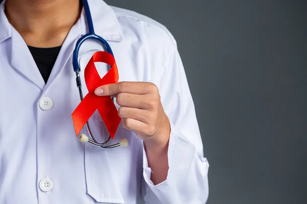 el-medico-tiene-una-cinta-roja-conciencia-sobre-el-vih-el-dia-mundial-del-sida-y-el-dia-mundial-de-la-salud-sexual