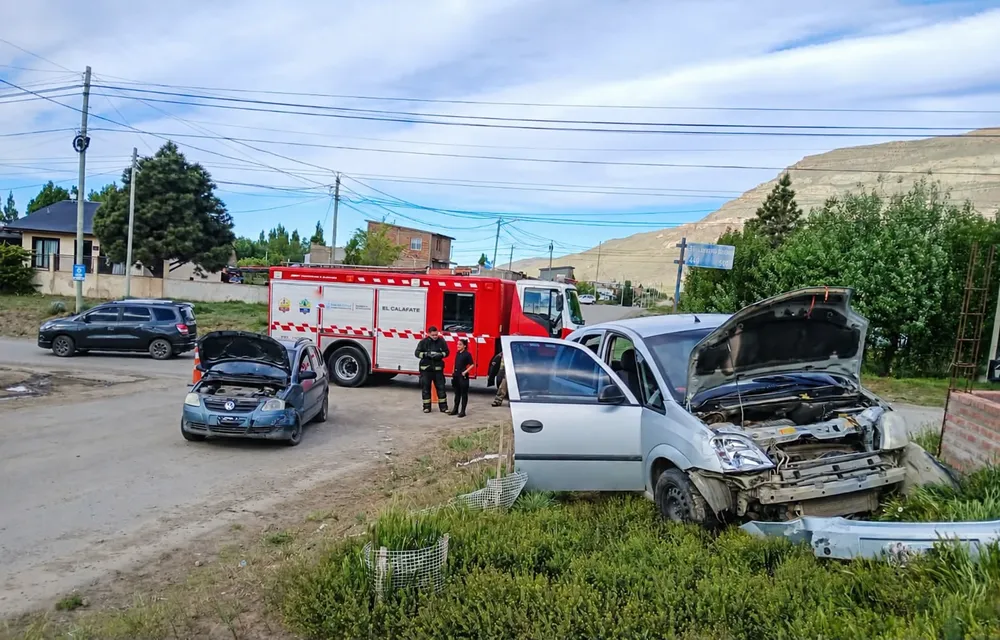 Camión de bomberos bajo cielo nublado