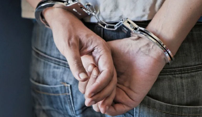 Esposado-detenido-2