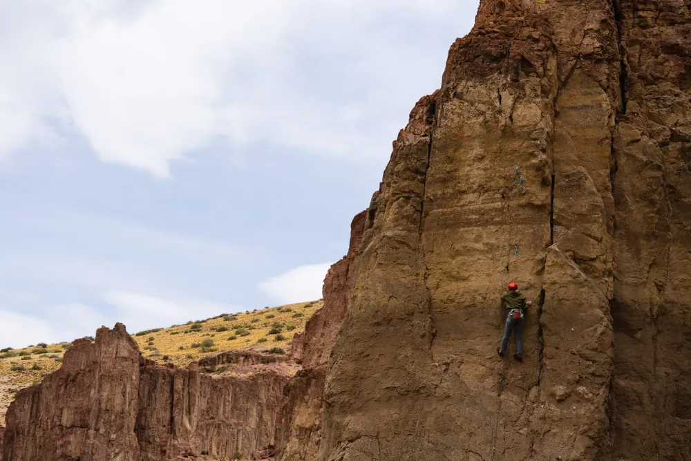Cuando la escalada se vuelve restauración en el Cañadón Caracoles (1)
