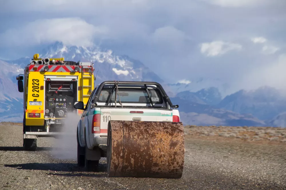 Tareas de mantenimiento en la pista de aterrizaje del Aeroclub de El Chaltén